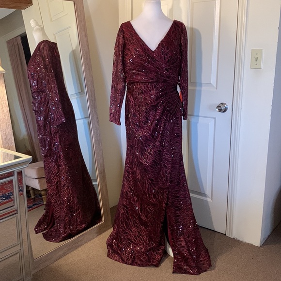 MAC DUGGAL
Long Sleeve Ruched Sequined V Neck Gown - Picture 4 of 15